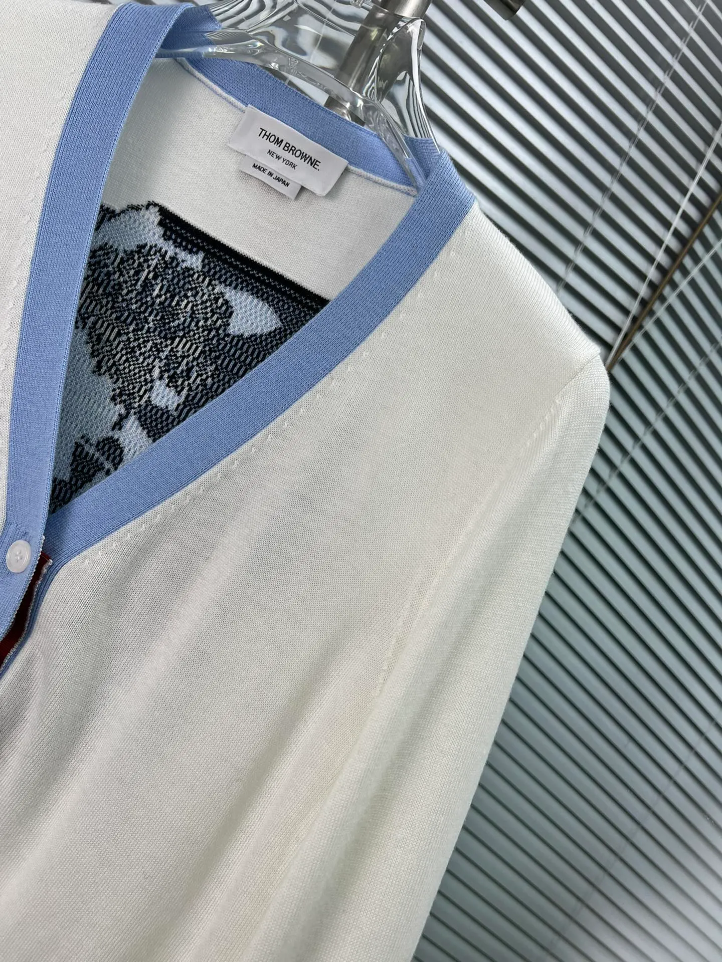 THOM BROWNE🇳🇱New Arrival V ， ；Classic ， ； ， ； ， Quality ； ， - ** ：** V - ** ：** - ** : **Light Blue White - **Sizes: **0.1.2.（S.M.L）